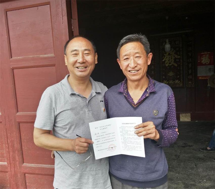 宜粮集团汛期走访贫困户